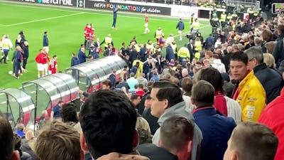 AZ-aanhang valt West Ham-fans aan op hoofdtribune