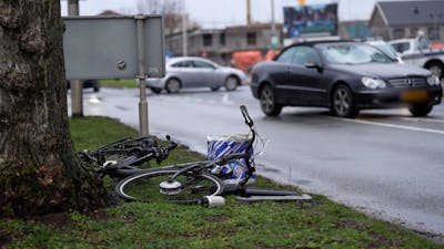 Fietser zwaargewond door ongeval met auto in Arnhem