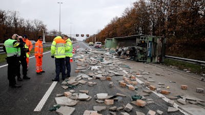 Vrachtwagen gekanteld op A50: weg bezaaid met tegels
