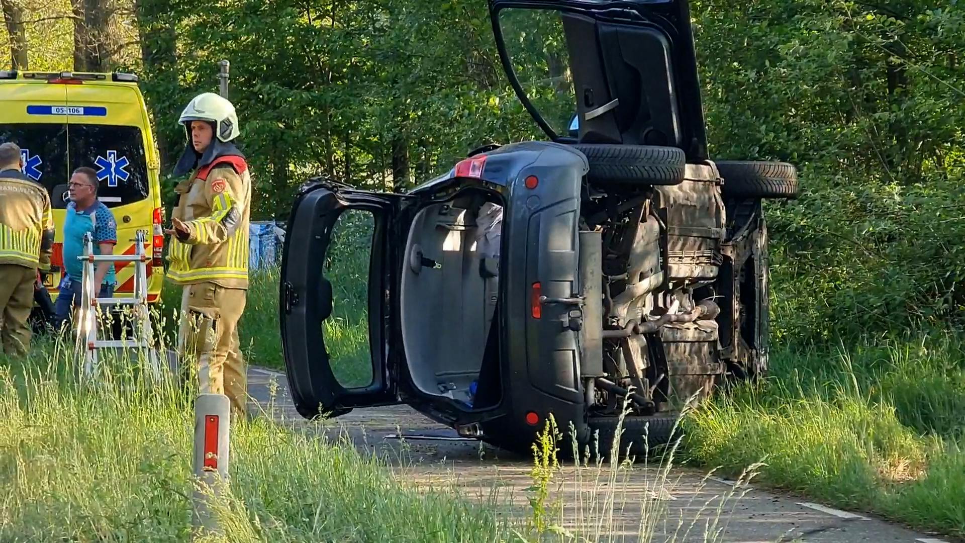 Auto Belandt Op Zijn Kant Bij Ongeval In Enschede