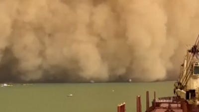 Gigantische zandstorm raast over Suezkanaal