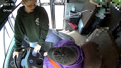 Amerikaanse tiener redt schoolbus nadat bestuurder flauwvalt