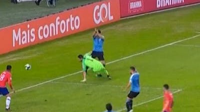 Suárez vraagt om strafschop nadat keeper bal met hand stopt