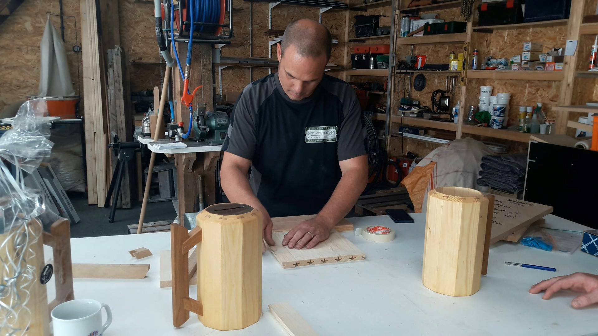 Deze maken houten bierpullen