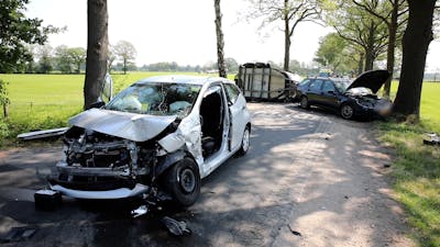 Auto met paardentrailer botst hard op andere auto in Laren
