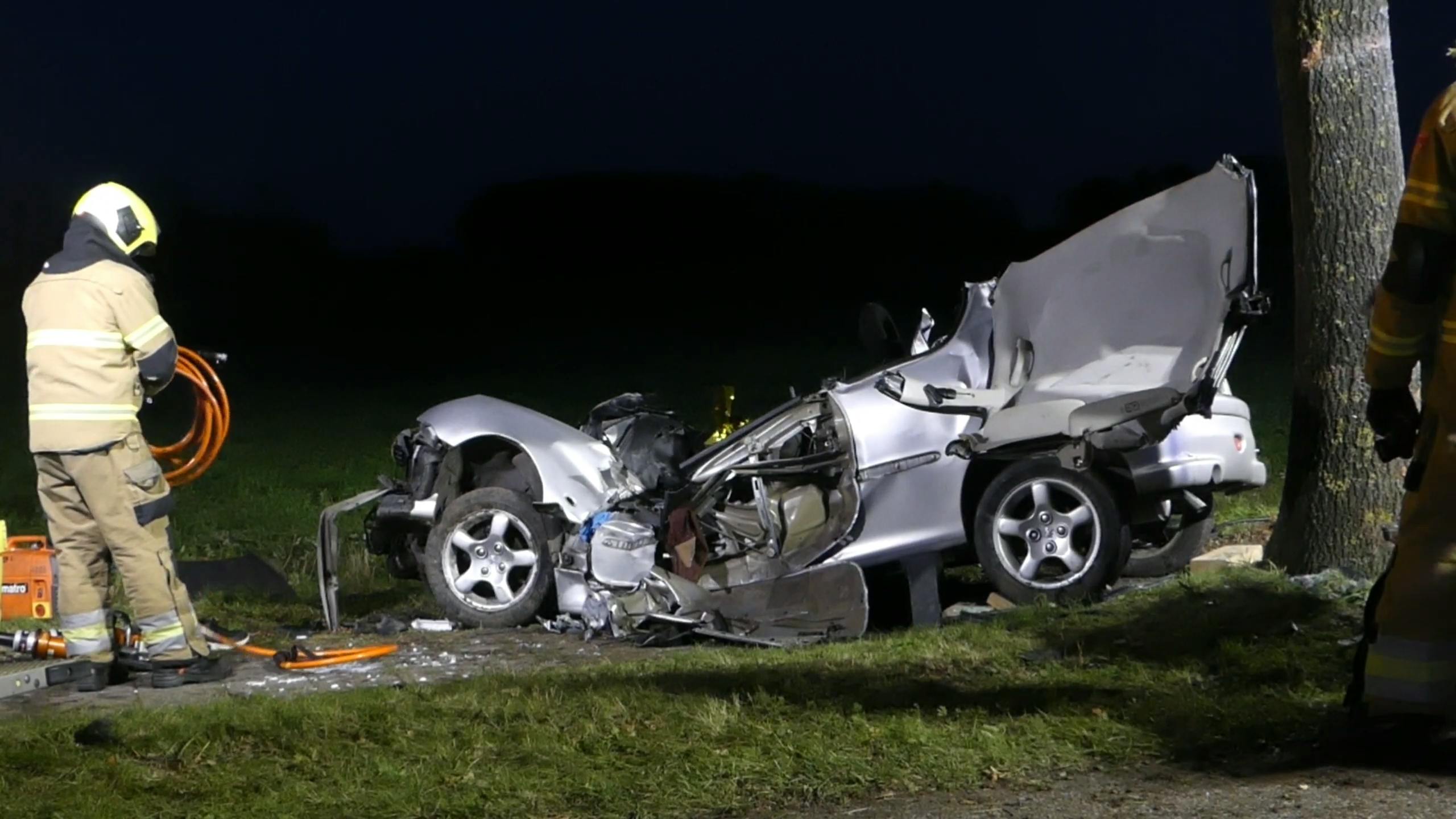 Auto Raakt Van De Weg En Botst Tegen Boom In Heusden