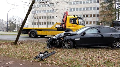 Jaguar botst op bomen en lantaarnpaal in Enschede