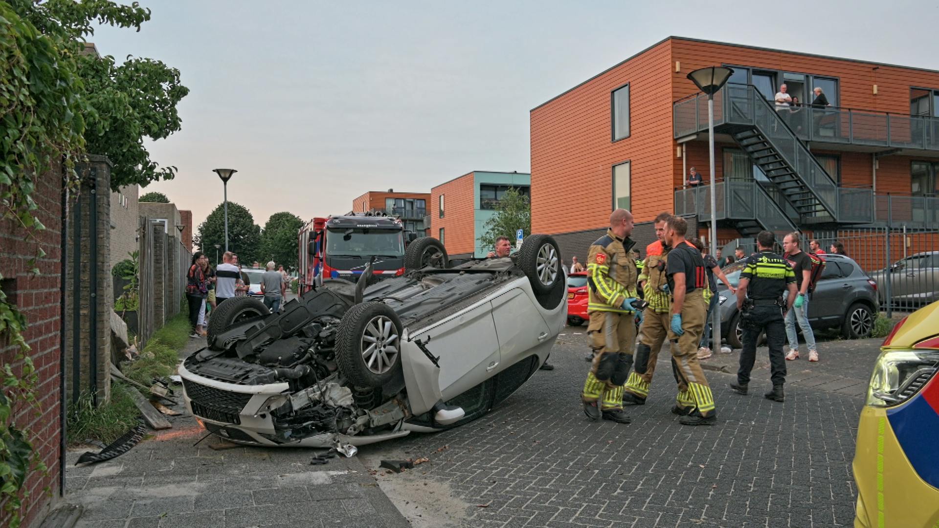 Auto Belandt Ondersteboven Op Straat Bij Ongeluk In Breda