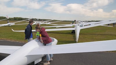 Deelnemers van Tukker GP cirkelen boven Vliegveld Twente