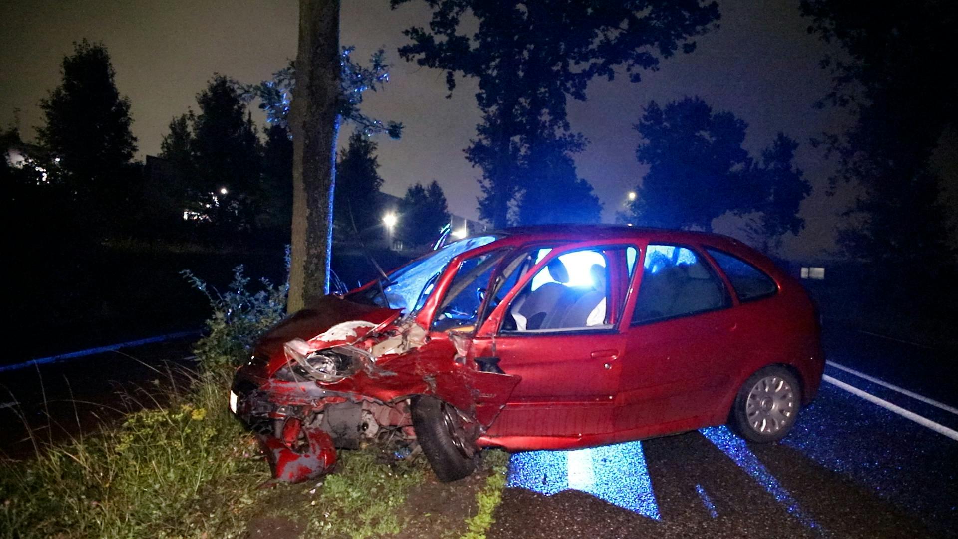 Automobilist Knalt Frontaal Tegen Boom In Tiel