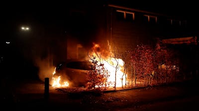 Auto in brand bij huis in Waalwijk, mogelijk brandstichting