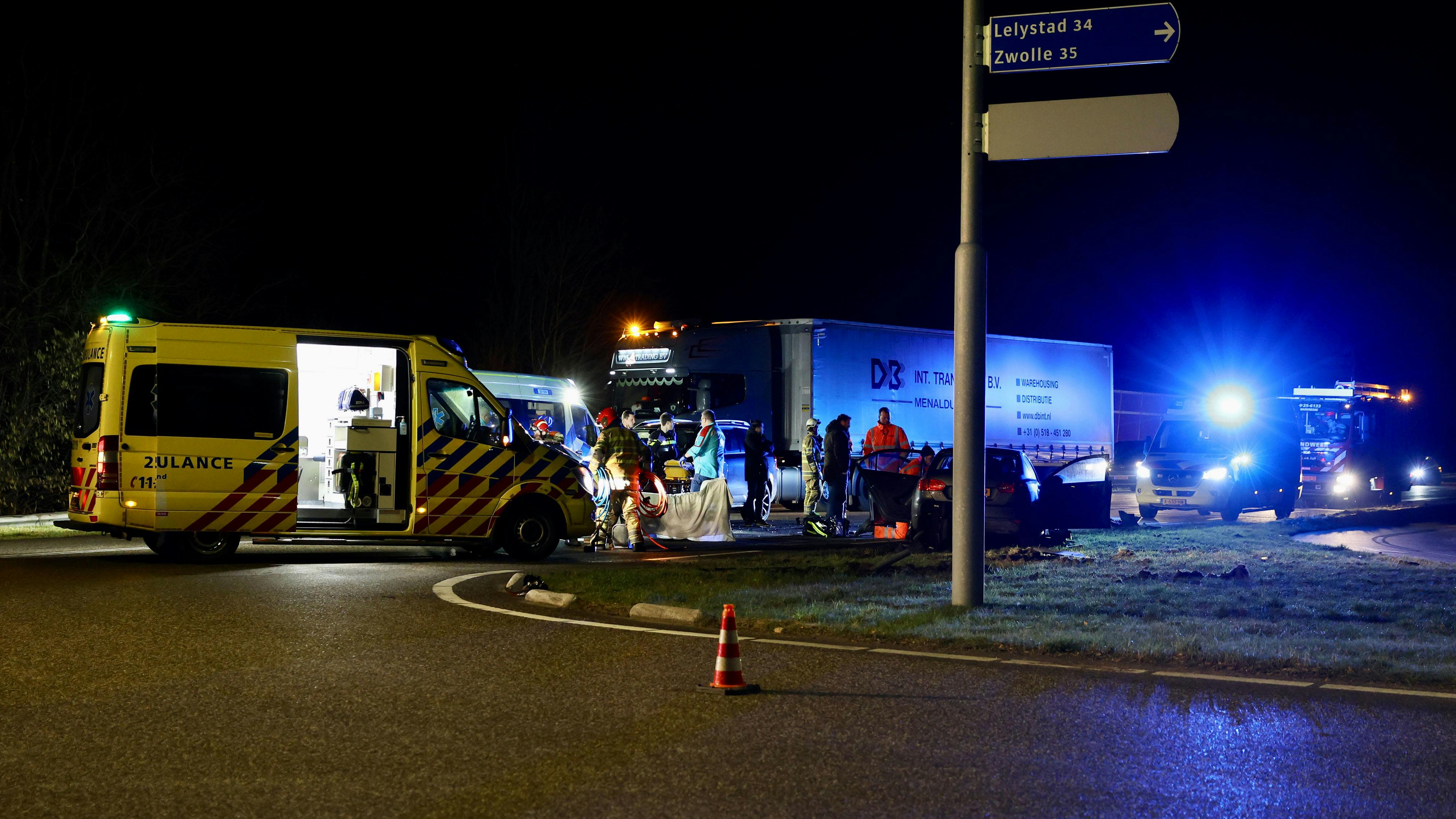 Auto’s Botsen Frontaal Op Elkaar Op A6-viaduct Emmeloord