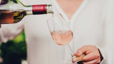 Waarom afvallen makkelijker gaat als je geen alcohol drinkt
