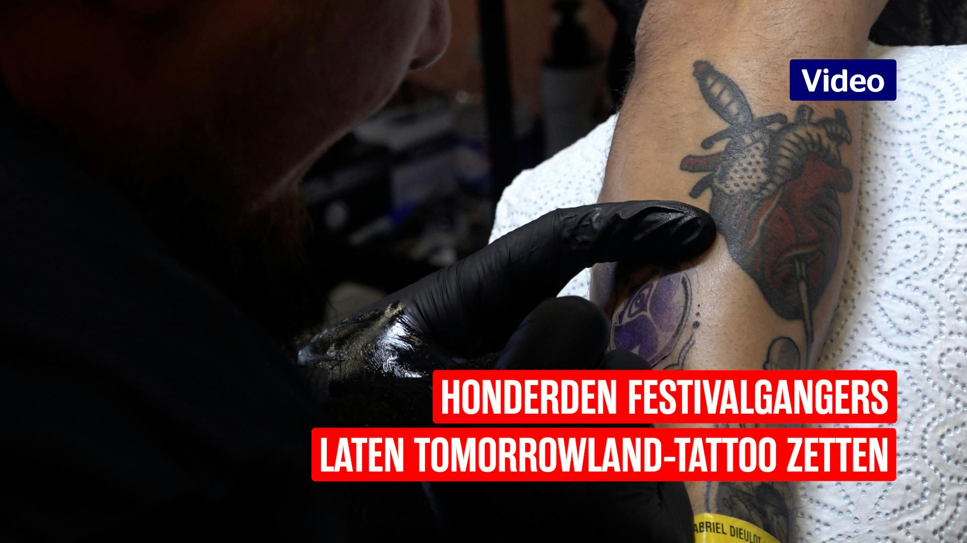 Honderden festivalgangers laten Tomorrowland-tattoo zetten