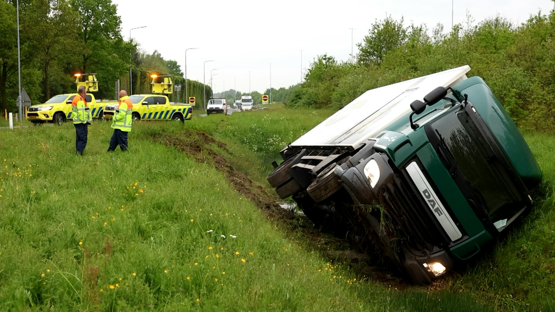 Vrachtwagen Kantelt En Belandt In Sloot Op Afrit Van A2