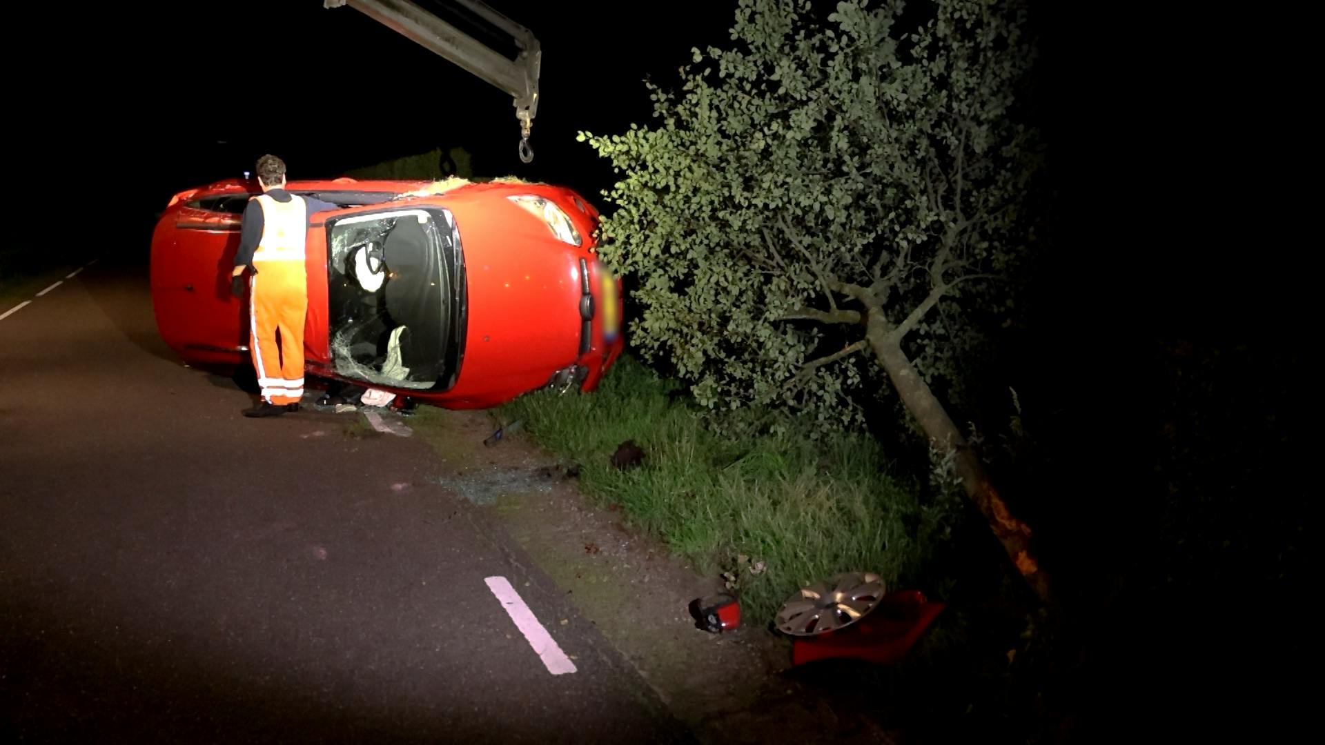 Auto Rijdt Tegen Boom En Belandt Op Zijkant In Liempde