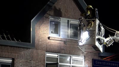 Brandweer redt persoon uit brandende woning in Hengelo