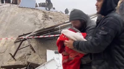 Vader vindt overleden baby terug na aardbeving in Syrië