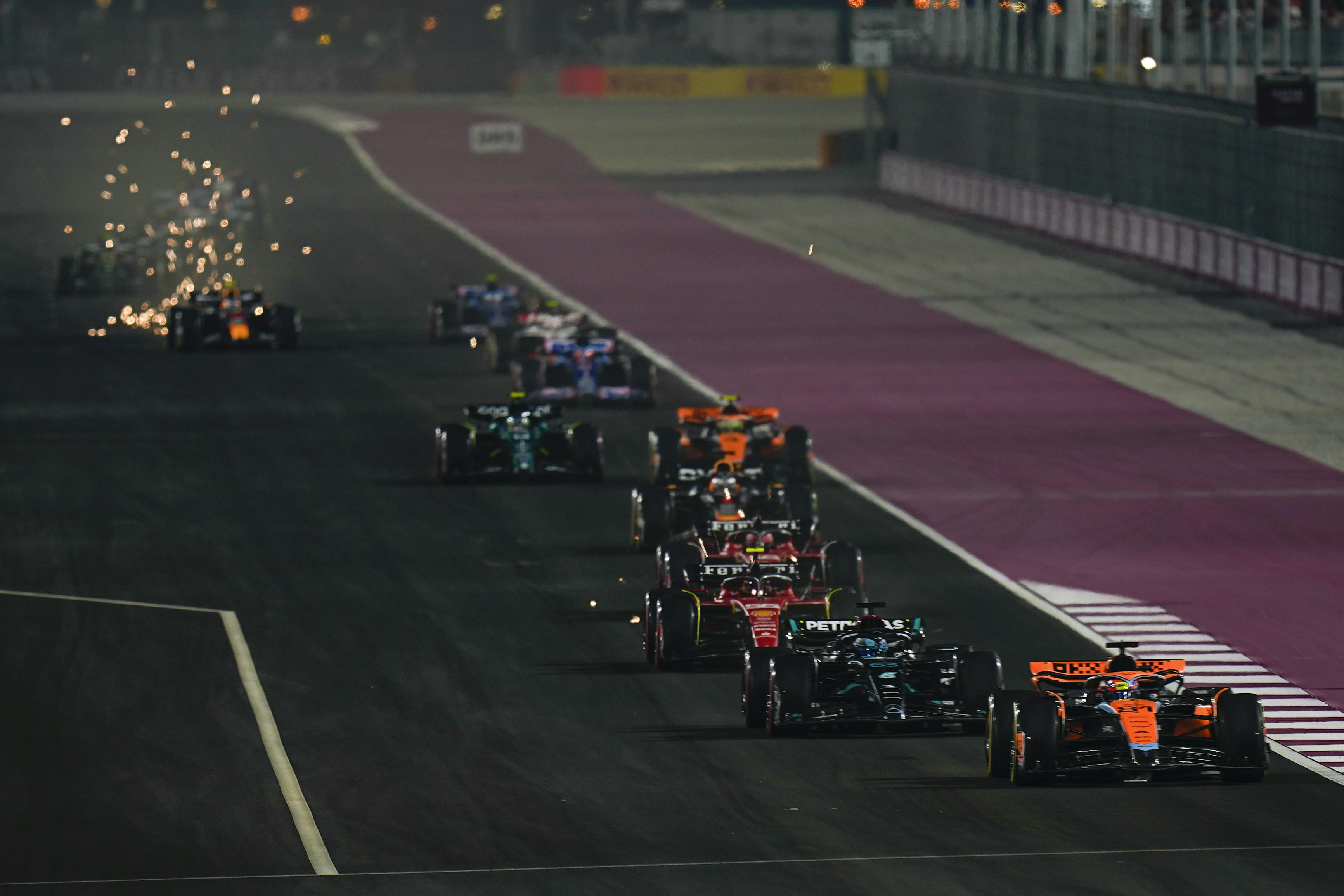 GP Qatar Sprintrace: Russel Gaat Na Safetycar Langs Piastri