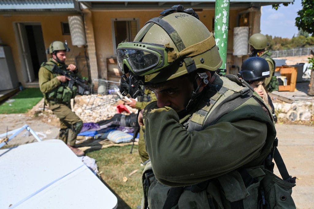 Israëlisch Leger Laat Situatie In Kibboets Zien Na Bloedbad