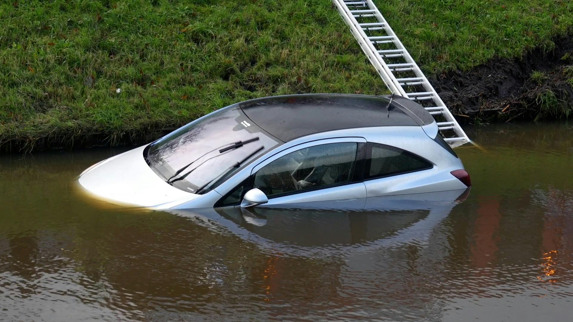 Auto Belandt In Sloot Meppel, Voertuig Total Loss