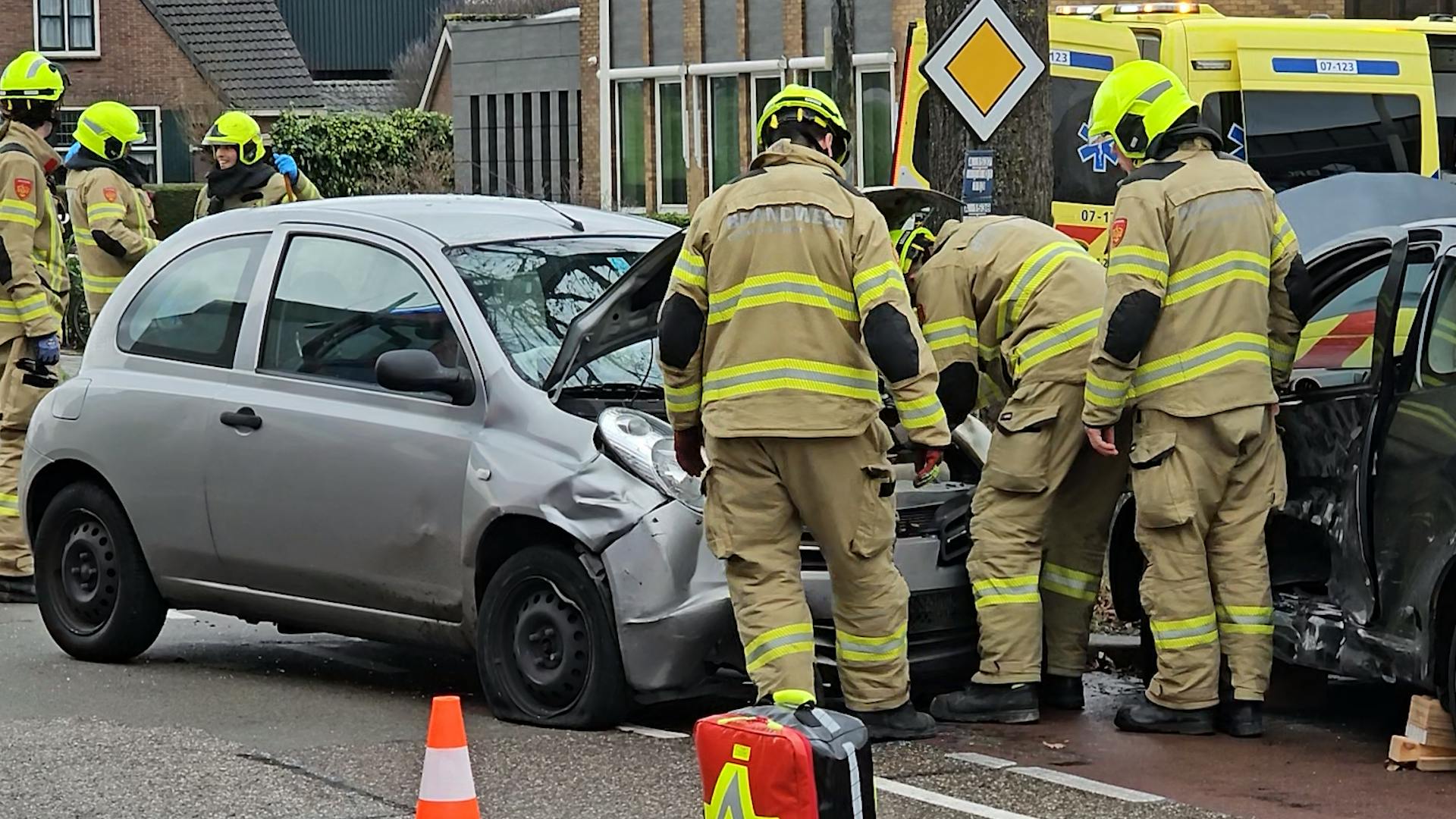 Auto's Botsen Frontaal Op Elkaar: Vrouw Naar Het Ziekenhuis