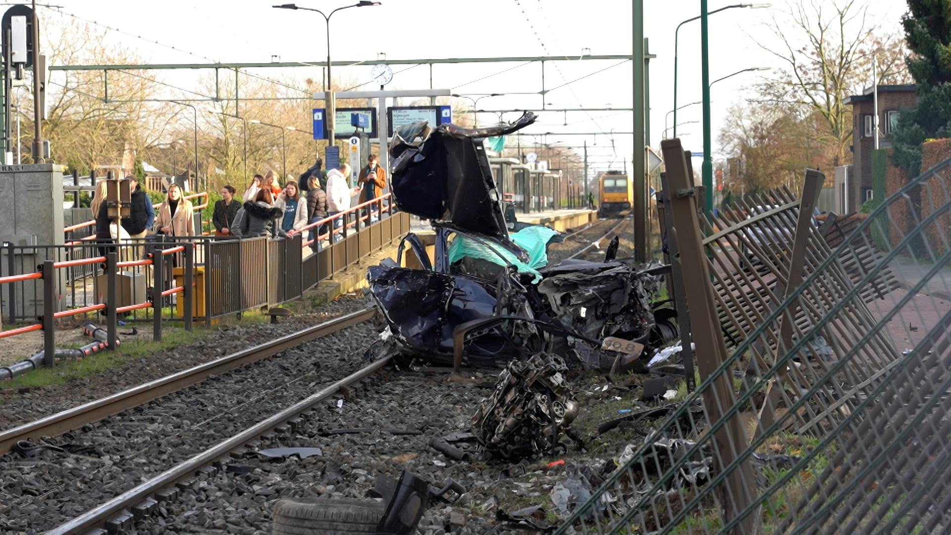 Trein Ramt Auto Bij Station Rijen, Grote Ravage Op Het Spoor