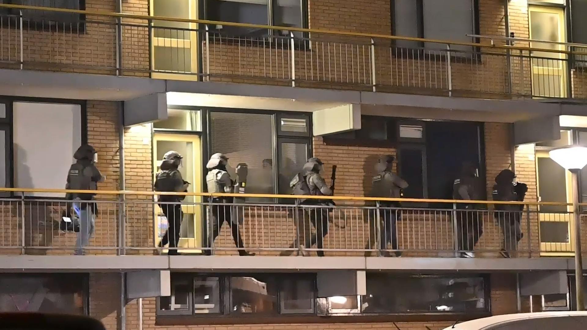 Arrestatieteam Valt Flat Binnen En Voert Bewoner Af