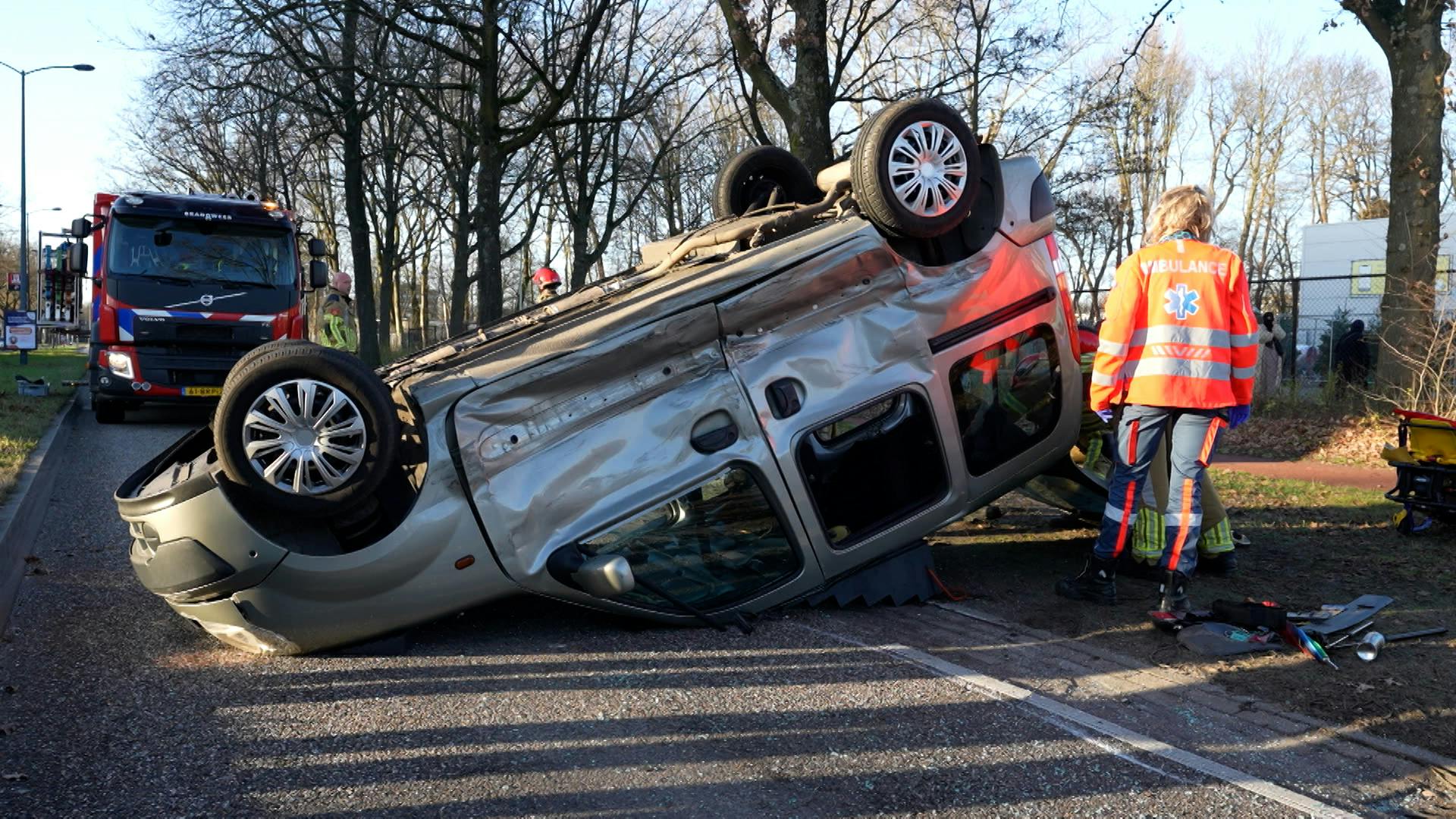 Vrouw In Rolstoel Raakt Gewond Nadat Auto Over De Kop Slaat