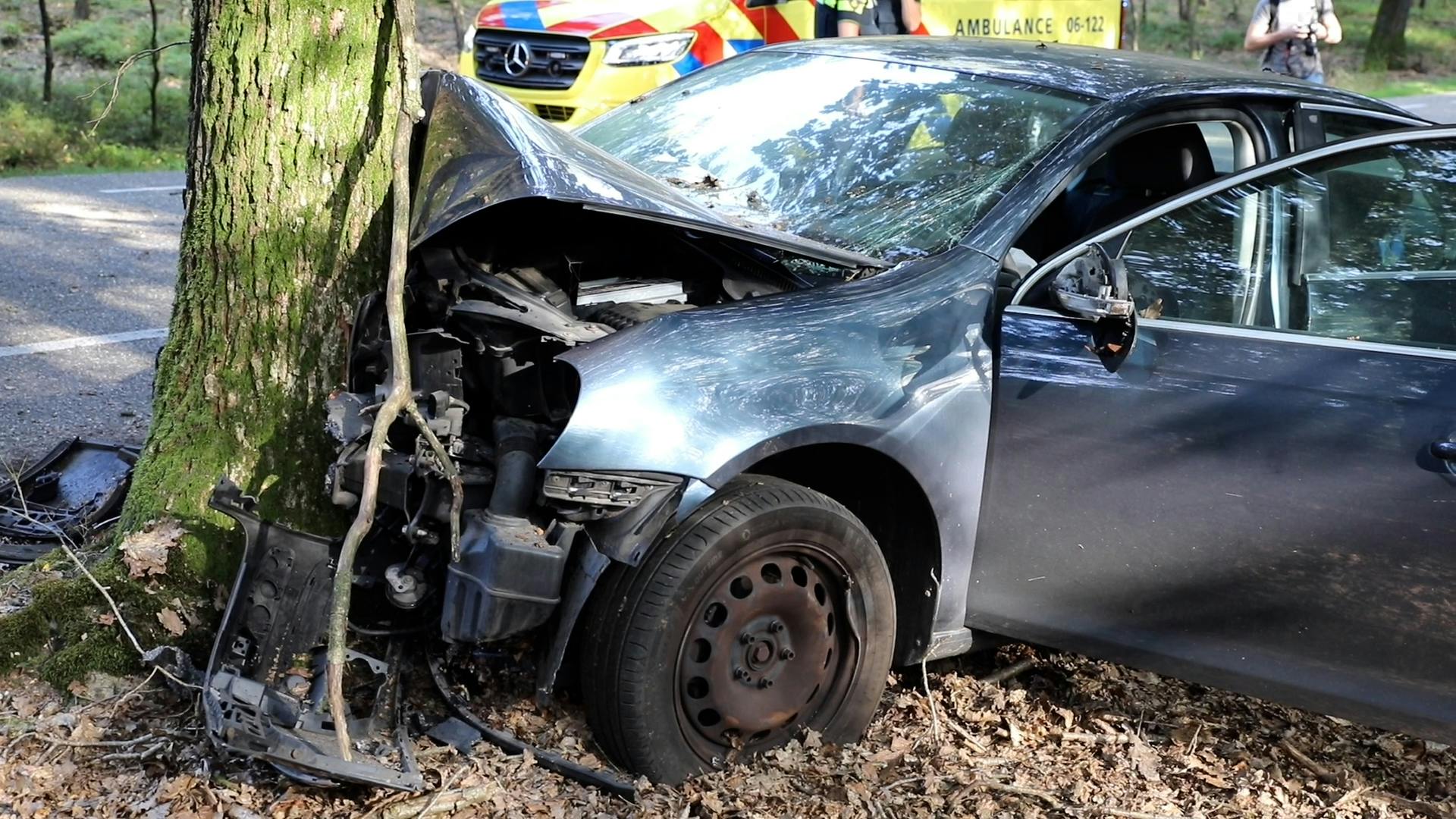 Twee Gewonden Nadat Auto Tegen Boom Botst In Uddel