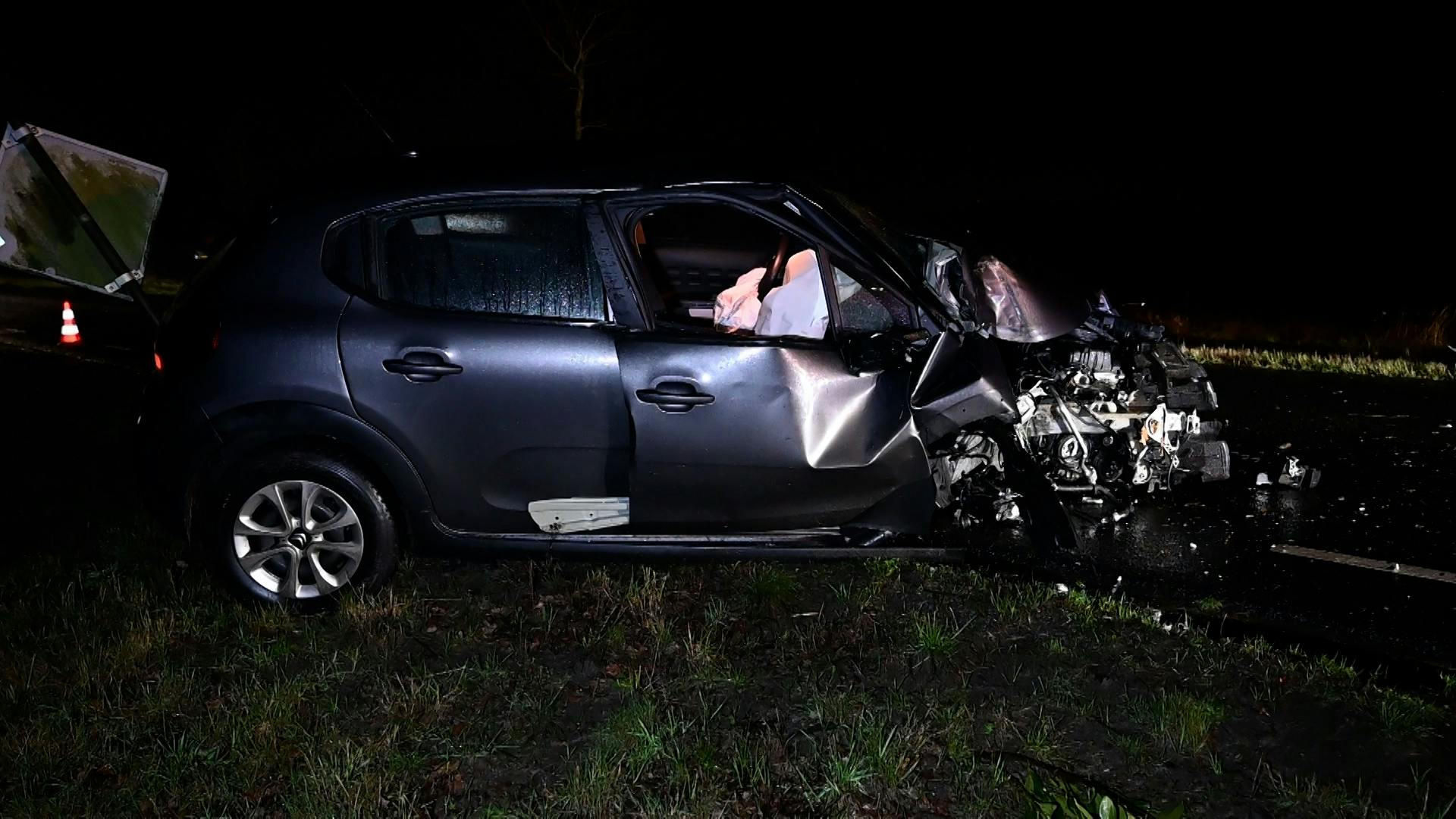 Auto Raakt Fors Beschadigd Bij Ongeluk In Strijbeek