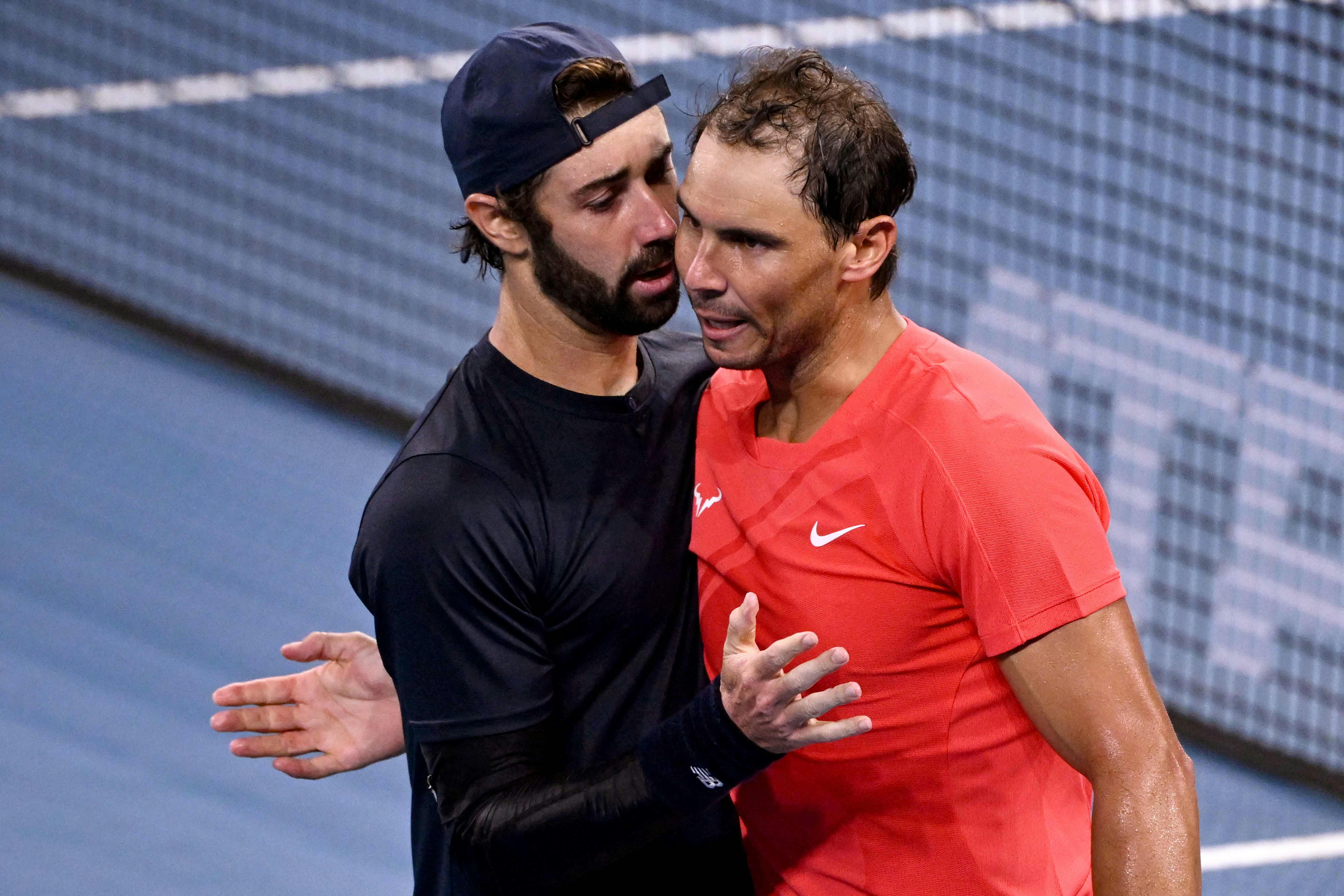 La balle de match épique entre Thompson et Nadal au bout de 3h25 : 34  frappes avec deux gros coups de klaxon d'un train pendant le point  (Brisbane 2024)