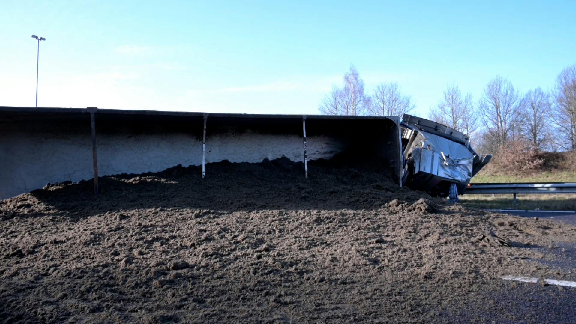 Vrachtwagen Vol Met Zand Kantelt Na Een Botsing Op A58