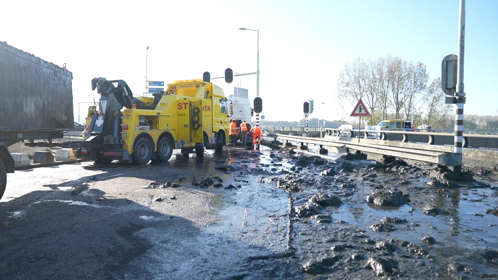 Weg Bij Spijkenisse Vol Modder Nadat Aanhanger Omvalt