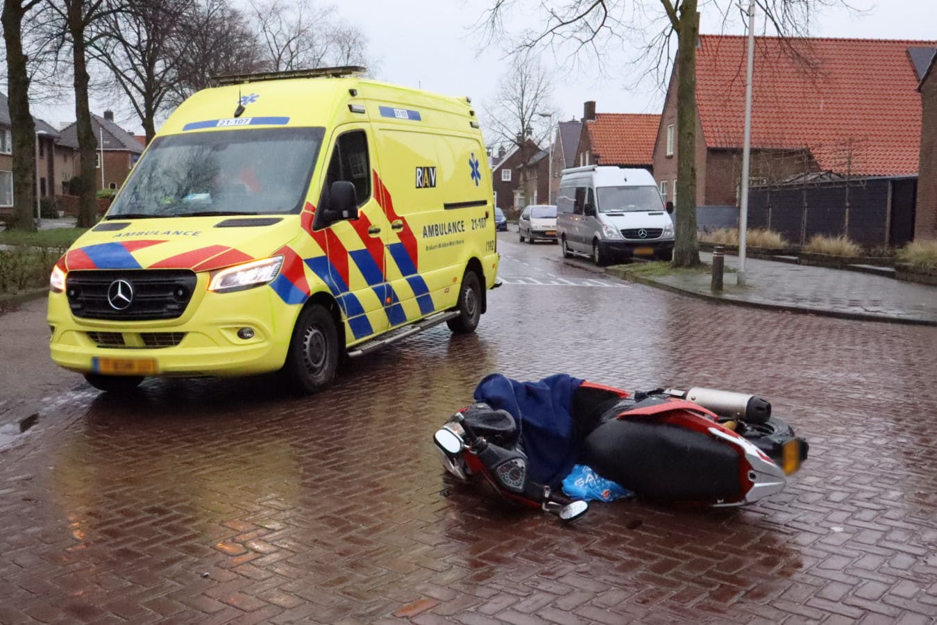 Scooterrijder Gewond Na Botsing Met Auto In Nieuwkuijk