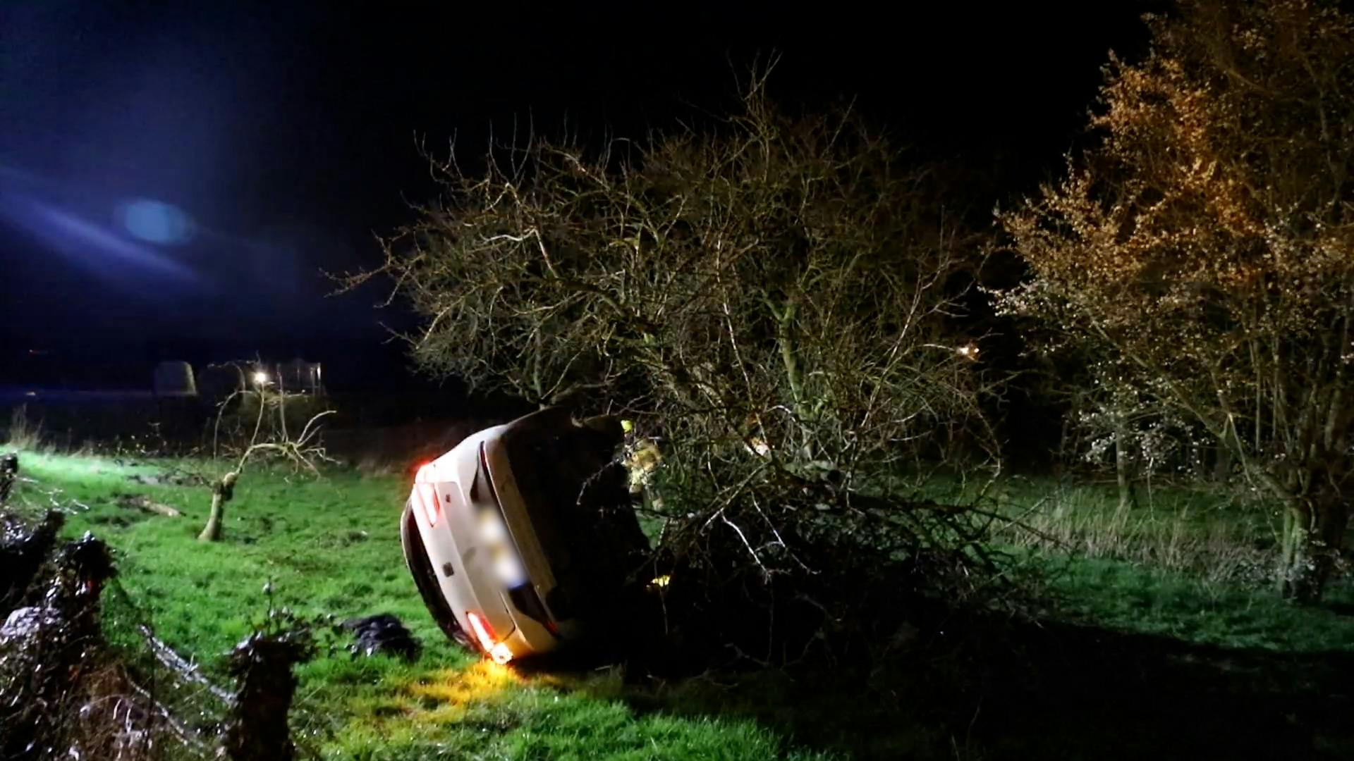 Auto Belandt Op Zijkant In Weiland In Wadenoijen