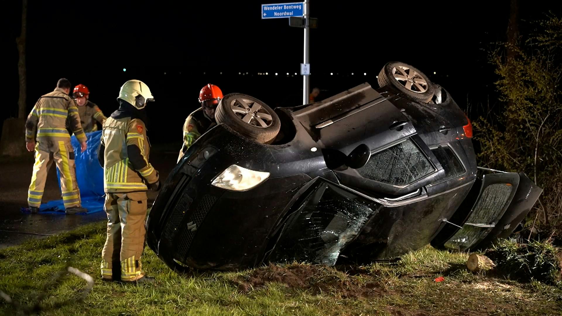 Vrouw raakt bekneld nadat auto op de kant raakt