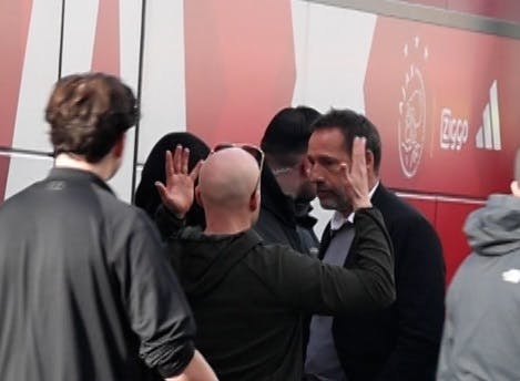 Boze Ajax-supporters Wachten Spelersbus Op Bij Arena