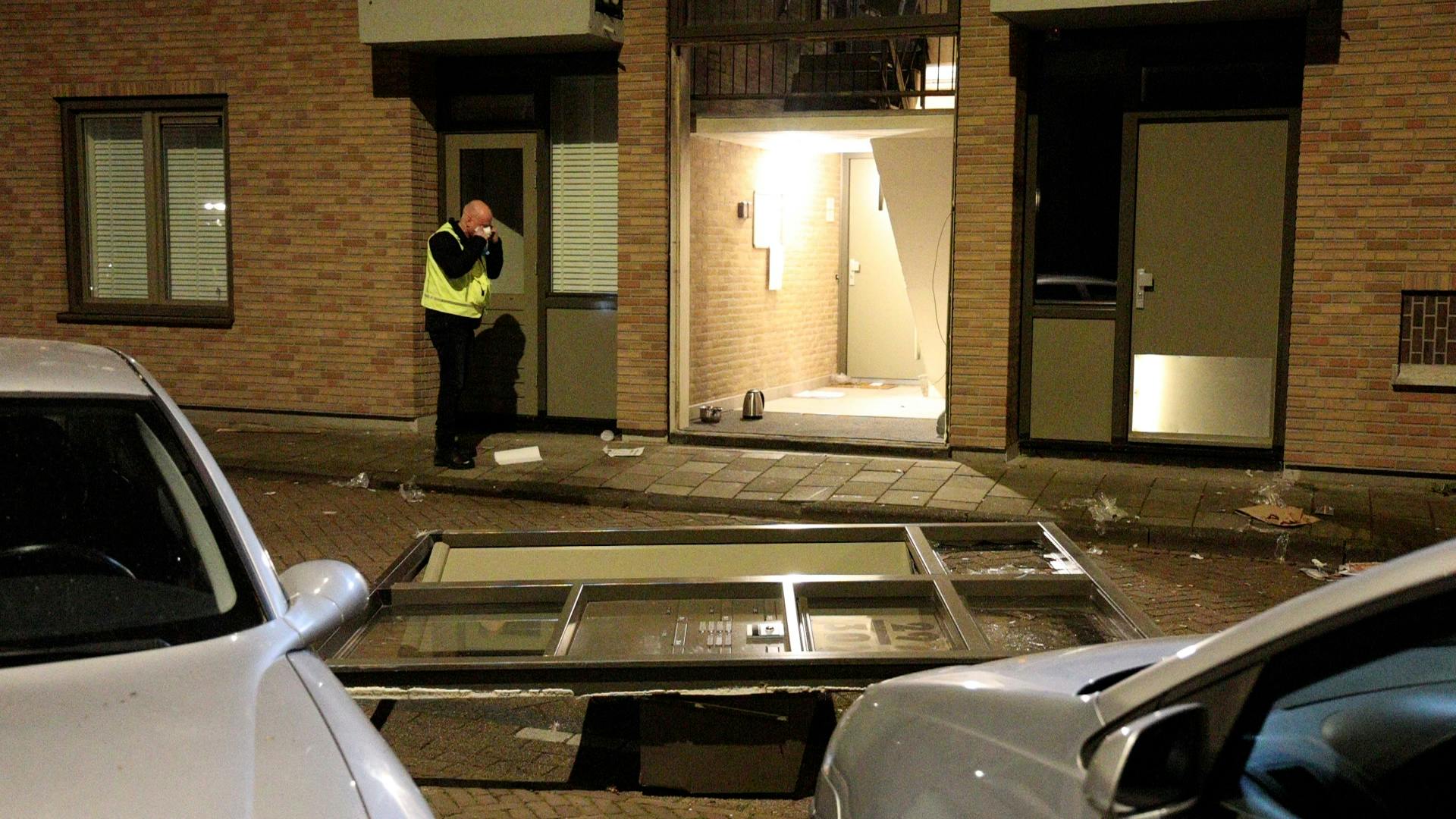 Portiek In Zijn Geheel Op Straat Na Explosie In Amsterdam