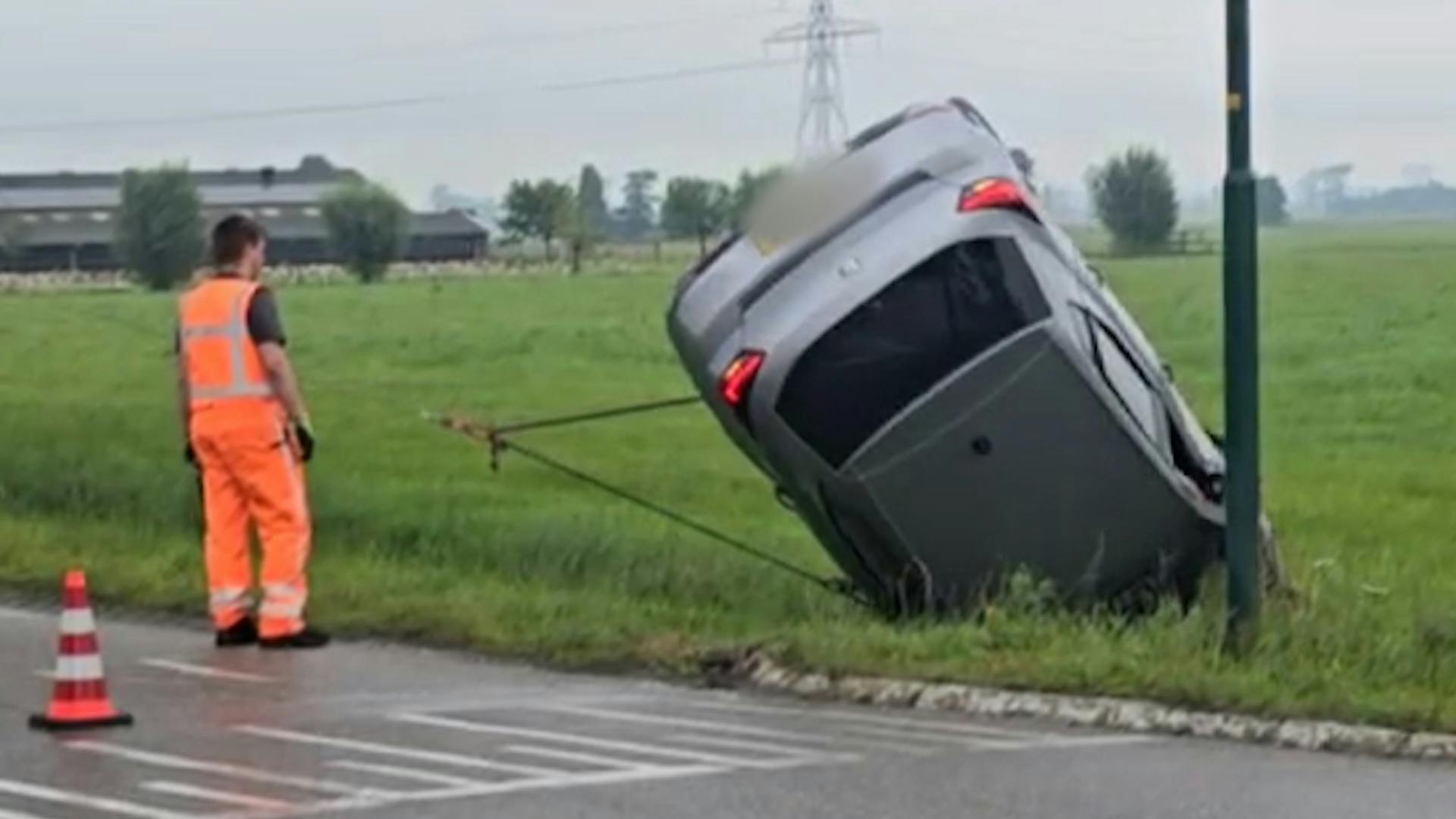 Auto Slaat Over De Kop En Landt In Sloot Na Botsing Rhenen