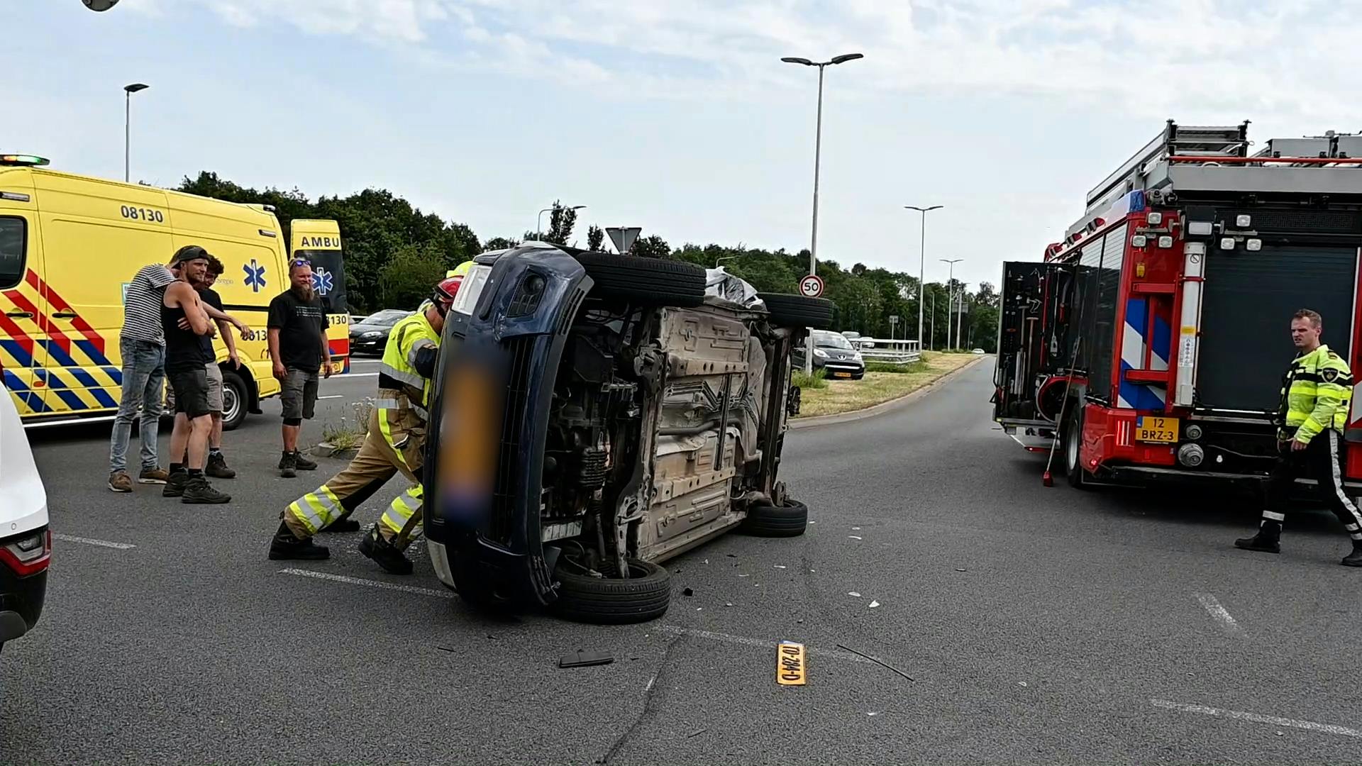 Auto Belandt Op Zijkant Door Botsing In Nijmegen