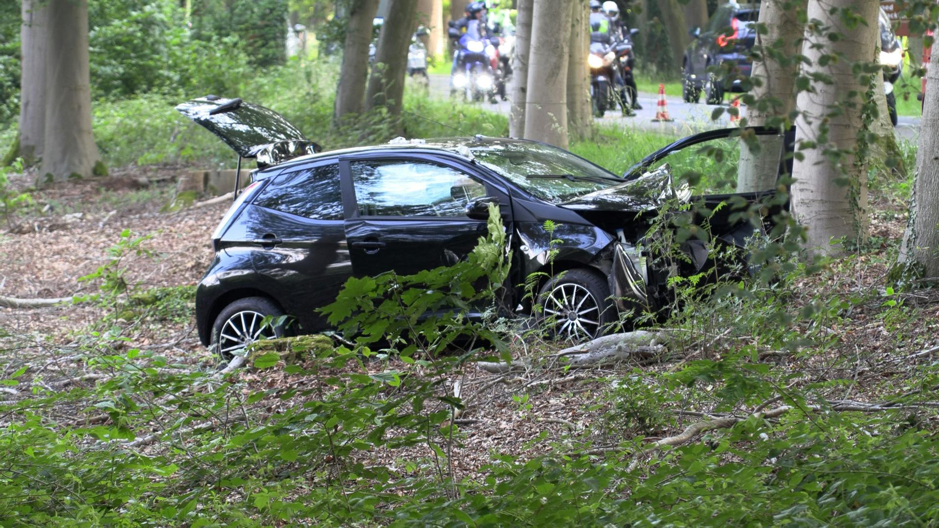 Auto Botst Tegen Boom Bij Vorden, Inzittenden Gewond