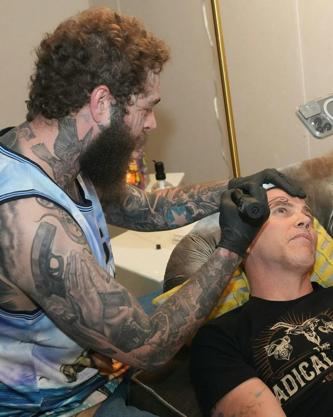 Post Malone zet tatoeage van piemel op voorhoofd van Steve-O