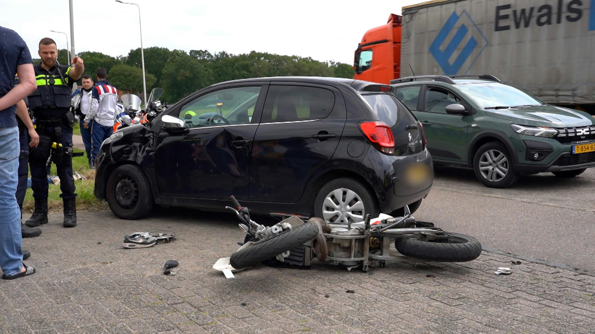 Brommerrijder Raakt Gewond Bij Botsing Met Auto In Oosteind