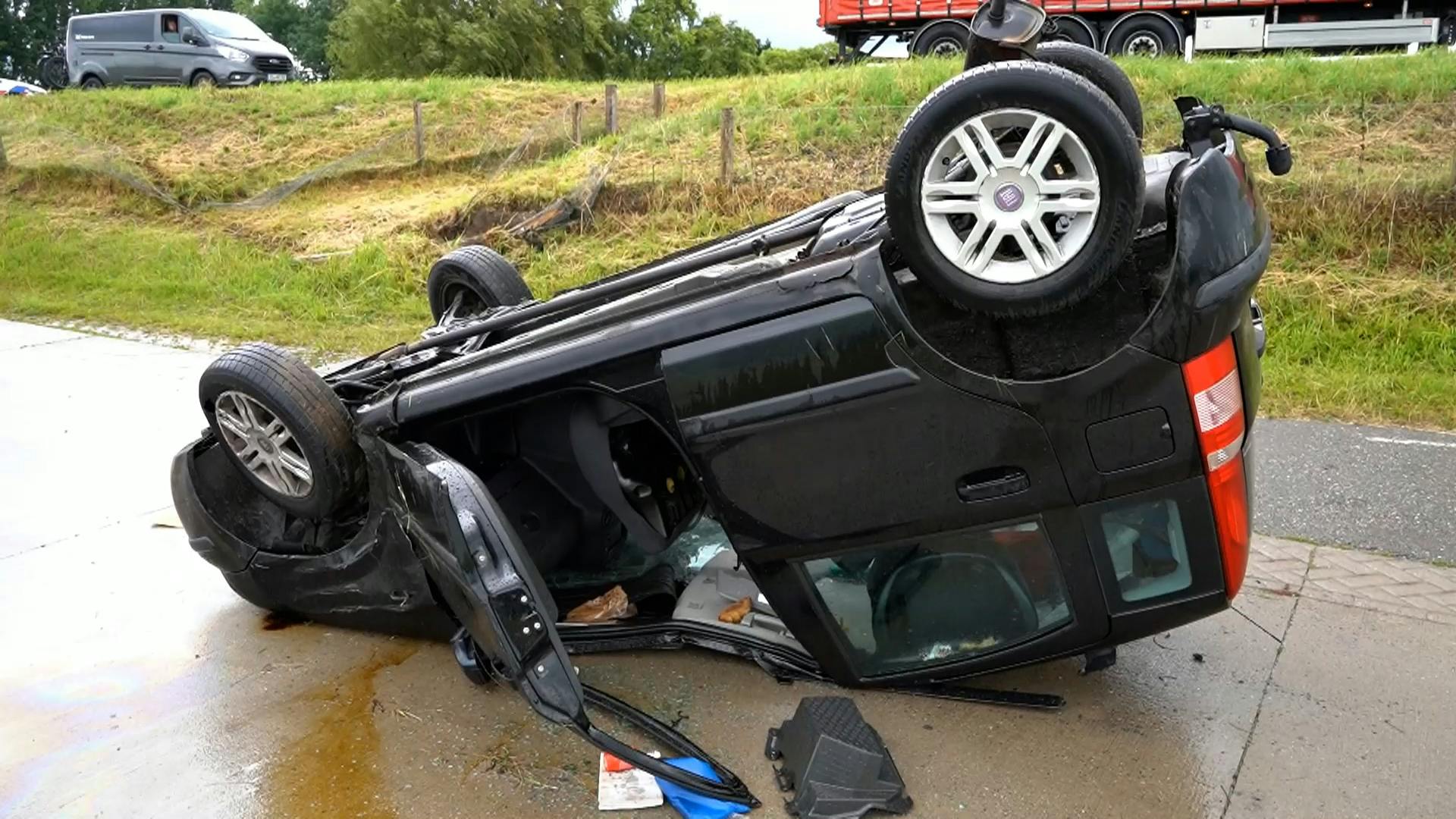 Bestuurster Slaat Met Auto Over De Kop En Rolt Van Dijk Af