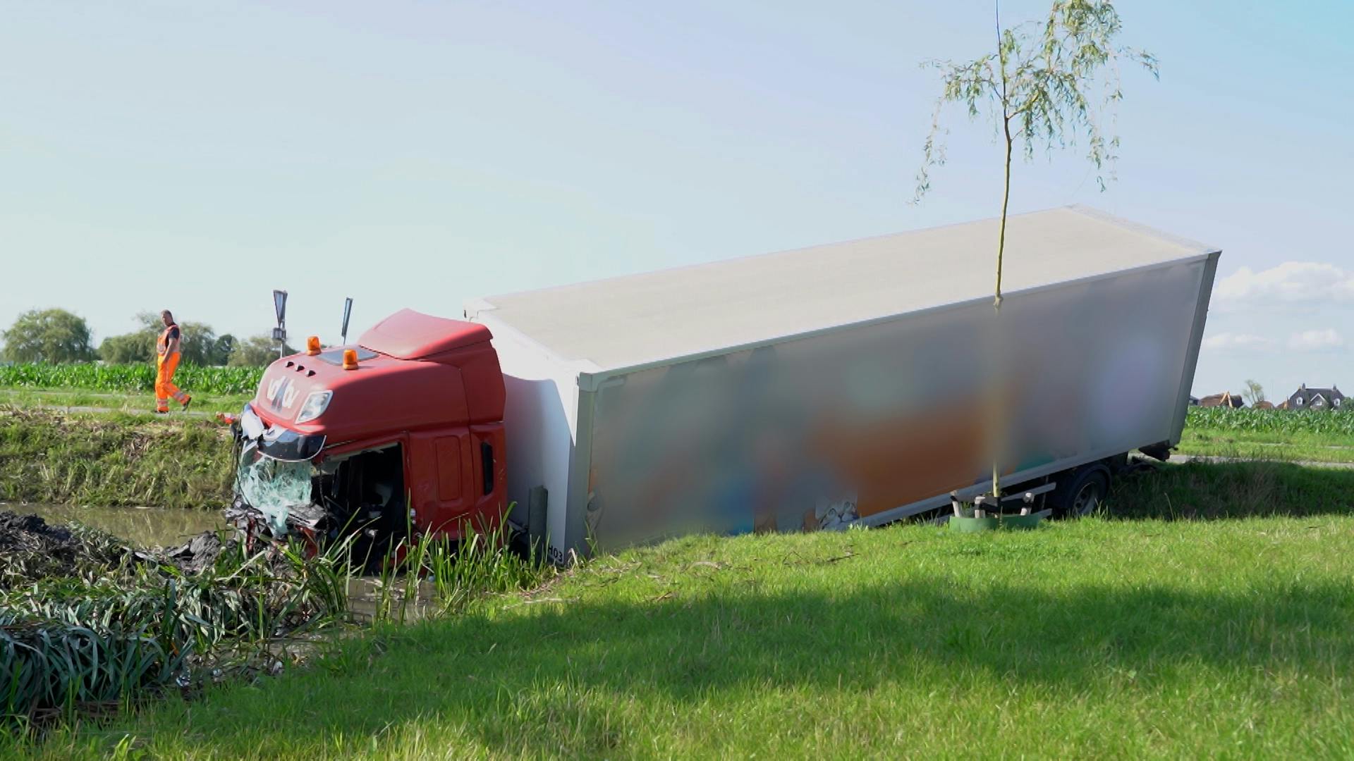 Botsing Tussen Vrachtwagen, Bestelbus En Auto In Hellouw