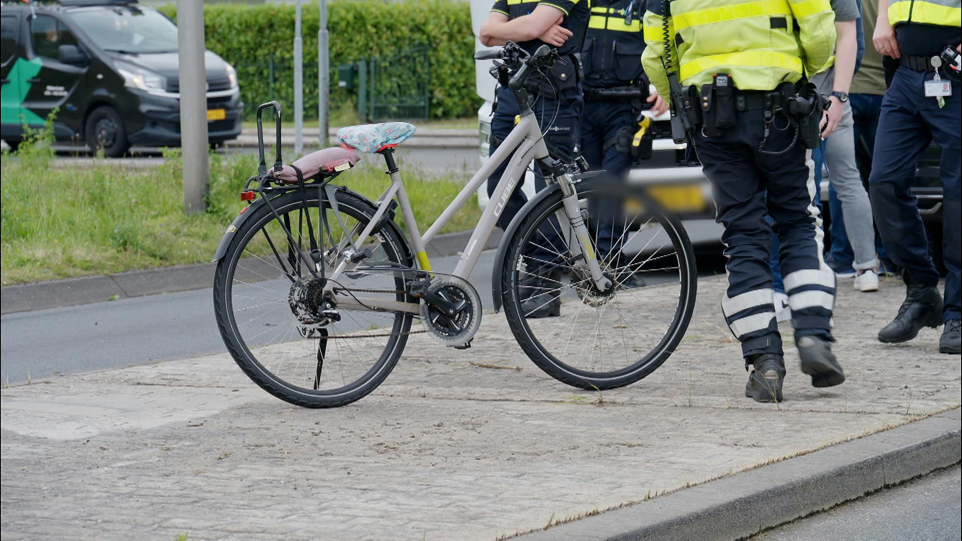 Fietser Ernstig Gewond Door Aanrijding Met Vrachtwagen