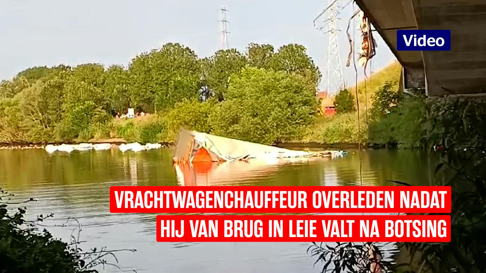 Vrachtwagen belandt in Leie na botsing op brug